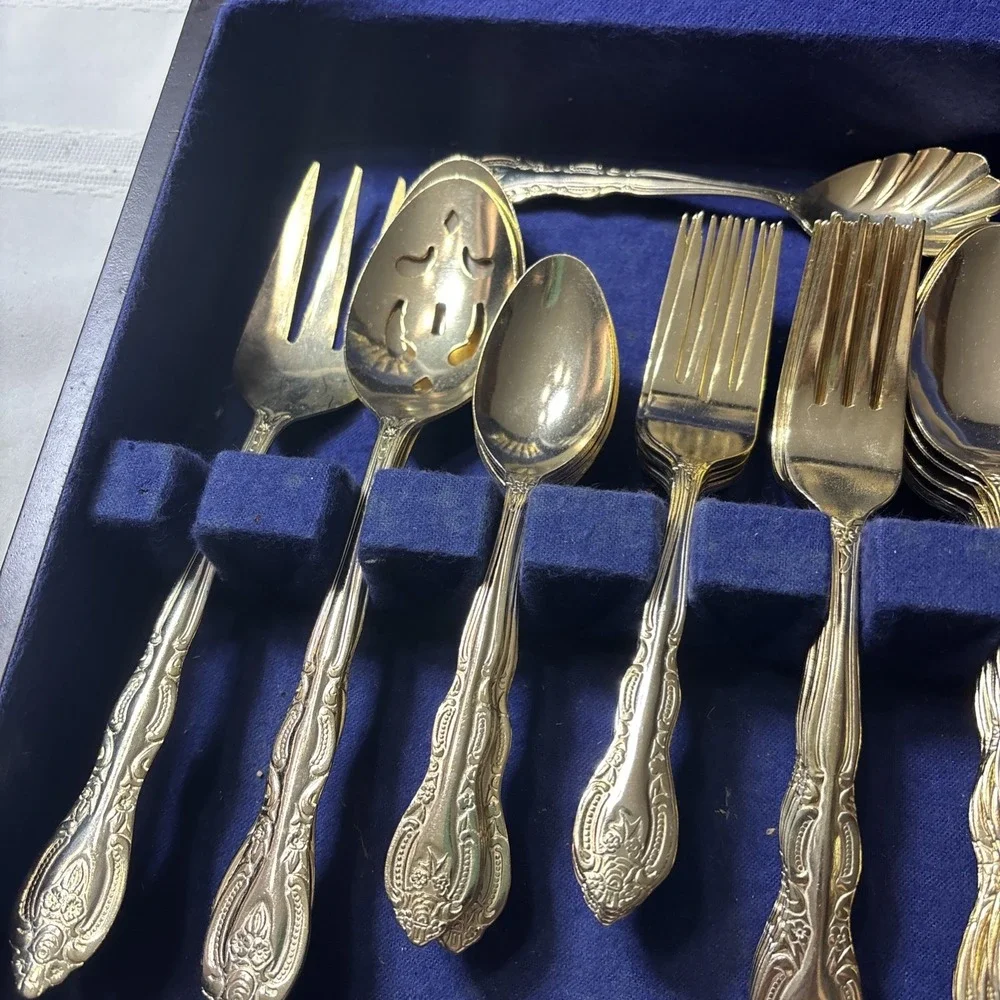 International Silver Company San Marcos 70 Pc 24kt Gold Plated Flatware Set